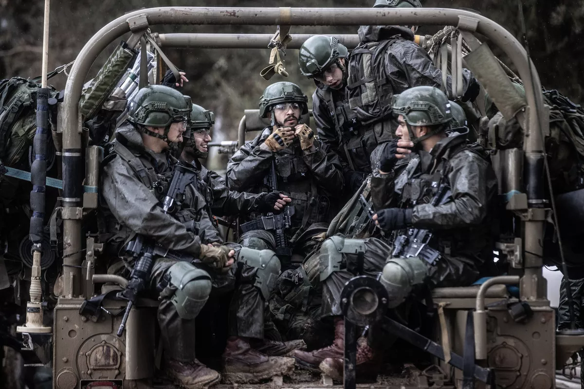 Soldados israelenses avançam contra Gaza, em Nahal Oz, 13 de dezembro de 2023 [Mostafa Alkharouf/Agência Anadolu]
