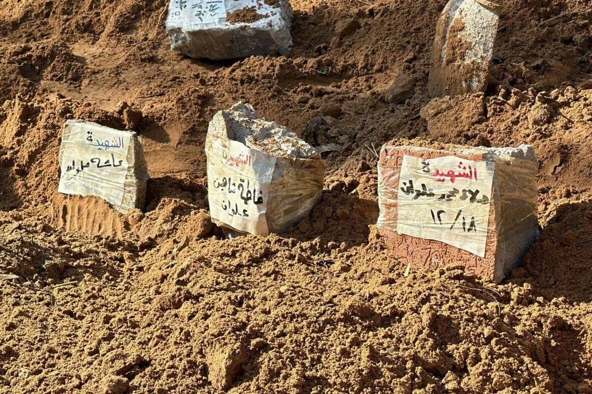 Corpos de palestinos mortos em ataques israelenses são enterrados em valas comuns, já que mais de 100 foram mortos nos recentes ataques ao campo de refugiados de Jabalia em Jabalia, Gaza, em 18 de dezembro de 2023 [Abdulqader Sabbah/Agência Anadolu]
