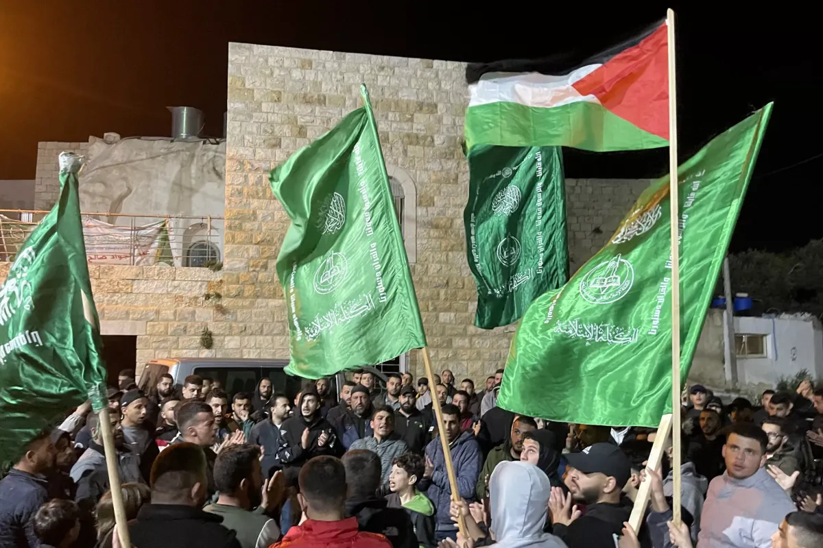 Palestinos protestam contra ataque israelense ao Líbano, que resultou na morte do sheikh Saleh al-Arouri, vice-líder do movimento Hamas, em Ramallah, na Cisjordânia ocupada, em 2 de janeiro de 2024 [Issam Rimawi/Agência Anadolu]
