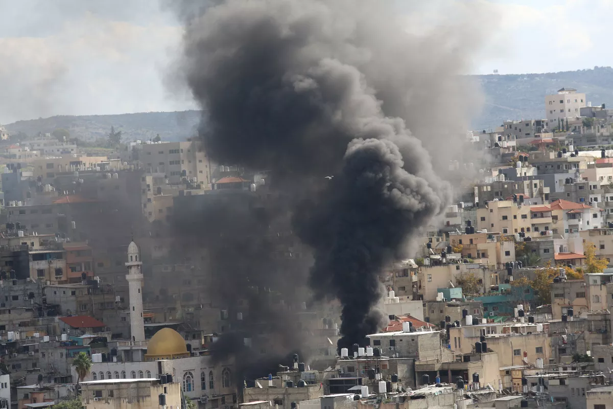 Cidade esfumaçada após a invasão das forças israelenses no campo de refugiados de Nur Shams em Tulkarm, Cisjordânia, em 4 de janeiro de 2024. [Nedal Eshtayah/Agência Anadolu Agency]
