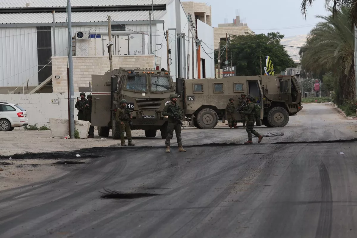 Forças israelenses invadem campo de refugiados de Nur Shams, na região de Tulkarem, na
Cisjordânia ocupada, em 4 de janeiro de 2024 [Nedal Eshtayah/Agência Anadolu]