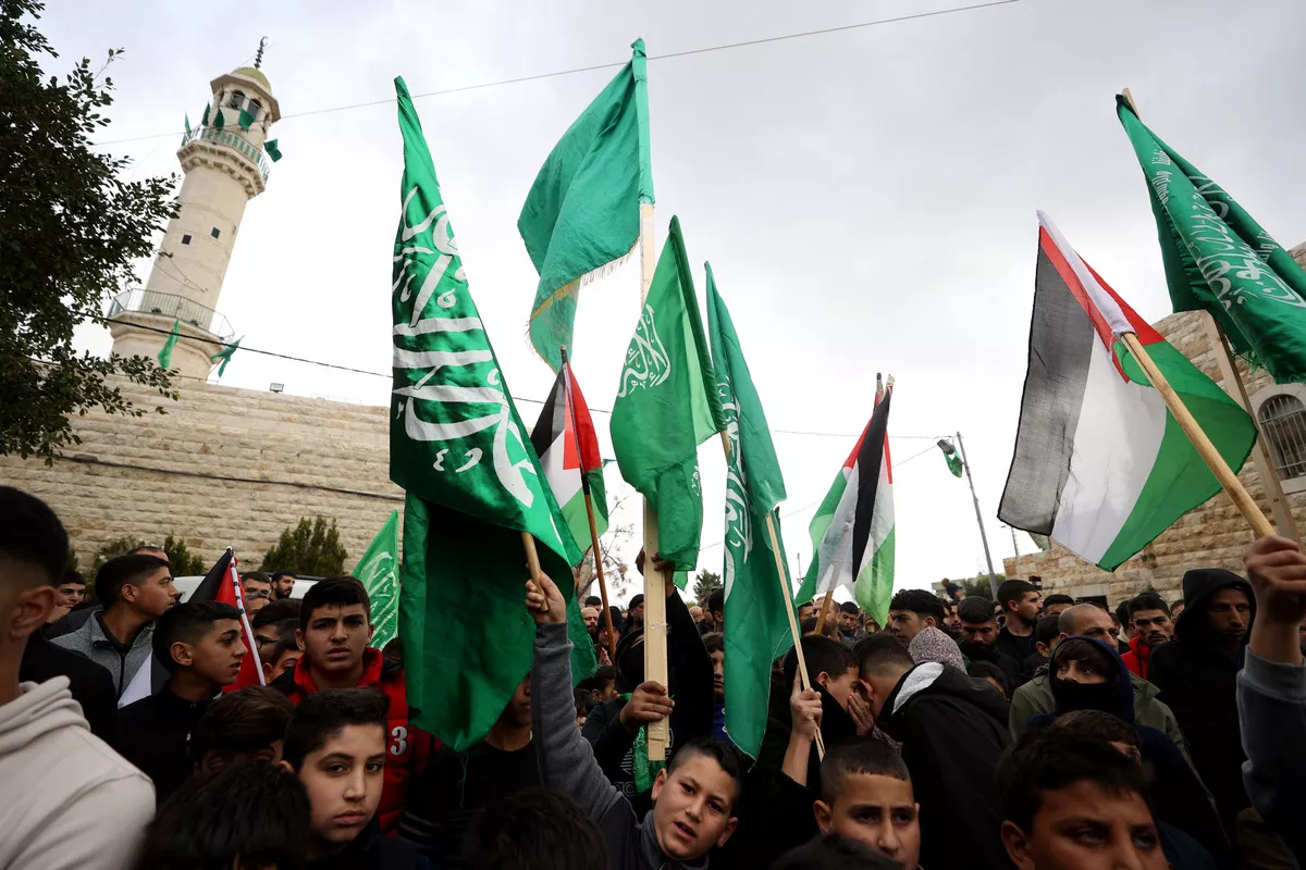 Protesto contra o assassinato de Saleh al-Arouri, vice-líder político do Hamas, por um drone de Israel, que cruzou a fronteira libanesa, na cidade de Ramallah, na Cisjordânia ocupada, em 5 de janeiro de 2024 [Issam Rimawi/Agência Anadolu]