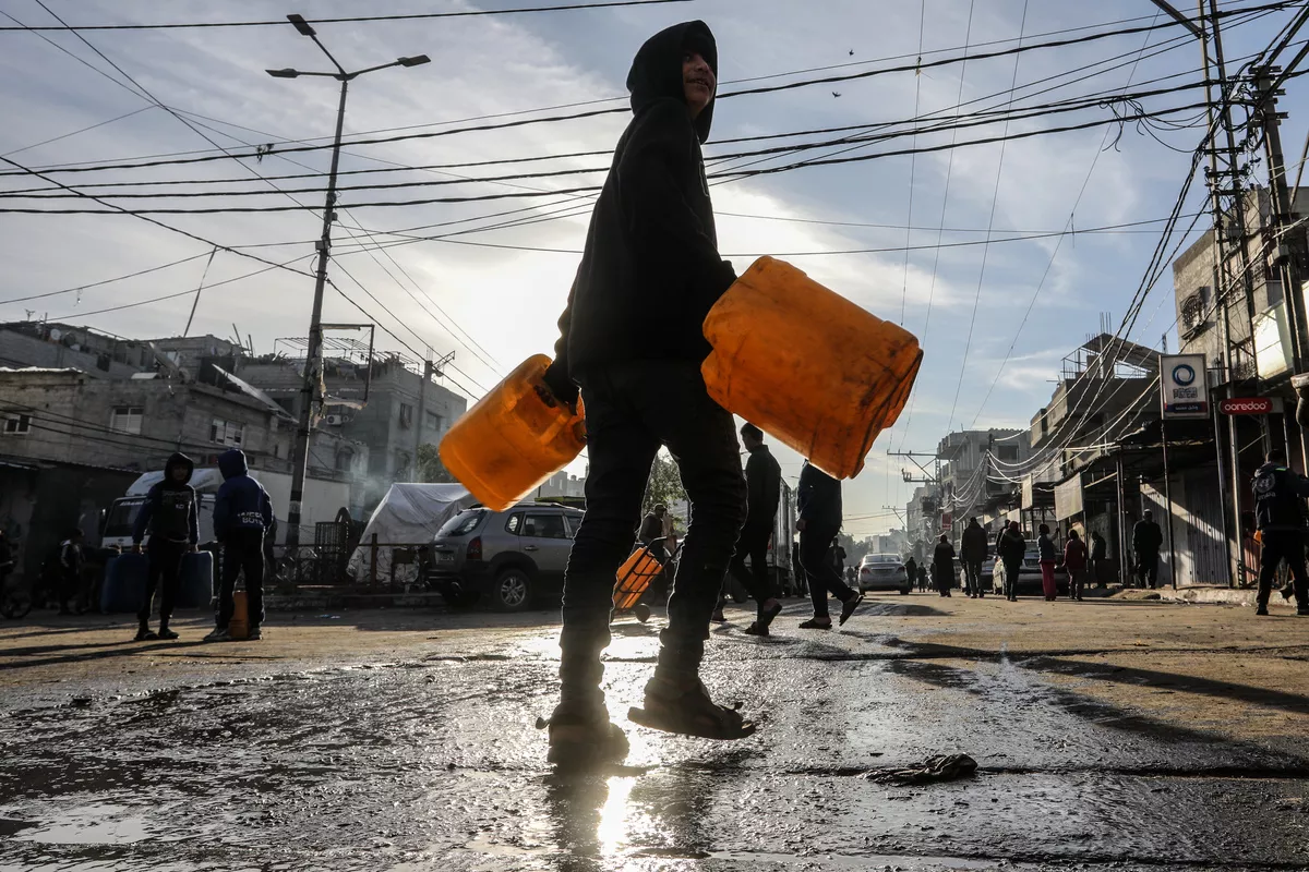 Palestinos de Rafah em busca de água, no sul de Gaza, em 8 de janeiro de 2024 [Abed Rahim Khatib/Agência Anadolu]
