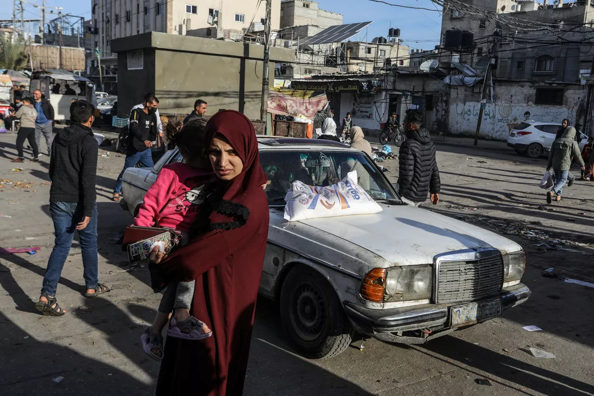 Palestinos buscam meios de sobrevivência sob cerco e ataques israelenses em Rafah, no sul de Gaza, em 8 de janeiro de 2024 [Abed Rahim Khatib/Agência Anadolu]
