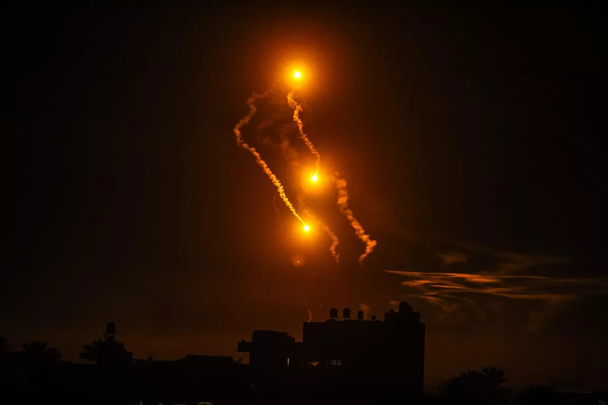 Vista de fachos de luz dos misseis disparados pelas forças israelenses nos ataques israelenses  que continuam em Deir al-Balah, Gaza, em 08 de janeiro de 2024 [Ali Jadallah - Agência Anadolu].
