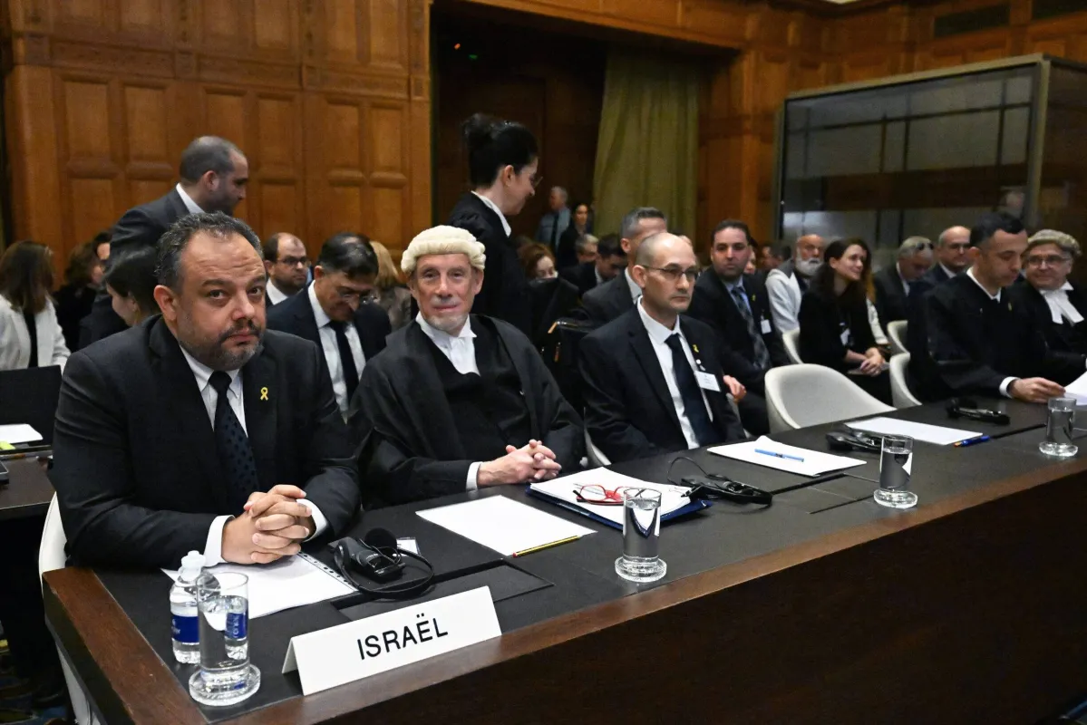 O conselheiro jurídico do Ministério das Relações Exteriores de Israel, Tal Becker (esq.), participa da audiência da defesa de Israel no Tribunal Internacional de Justiça (TIJ) contra o caso de genocídio da África do Sul em Gaza contra Israel em 12 de janeiro de 2024, em Haia, Holanda [Dursun Aydemir/ Agência Anadolu]
