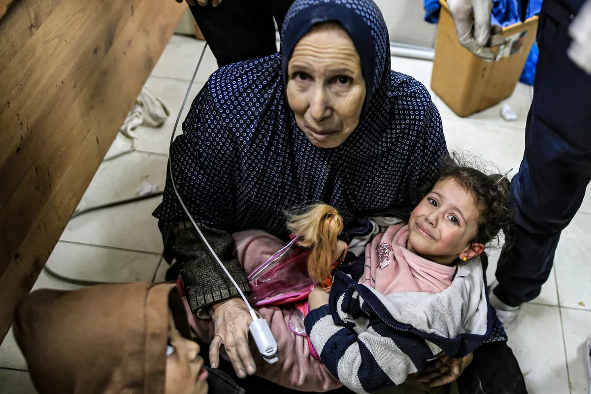 Palestinos feridos, incluindo crianças, são levados para o Hospital Nasser após o ataque israelense à casa da família palestina Abu Aram em Khan Yunis, Gaza, em 12 de janeiro de 2024. [Jehad Alshraf/Agência Anadolu].
