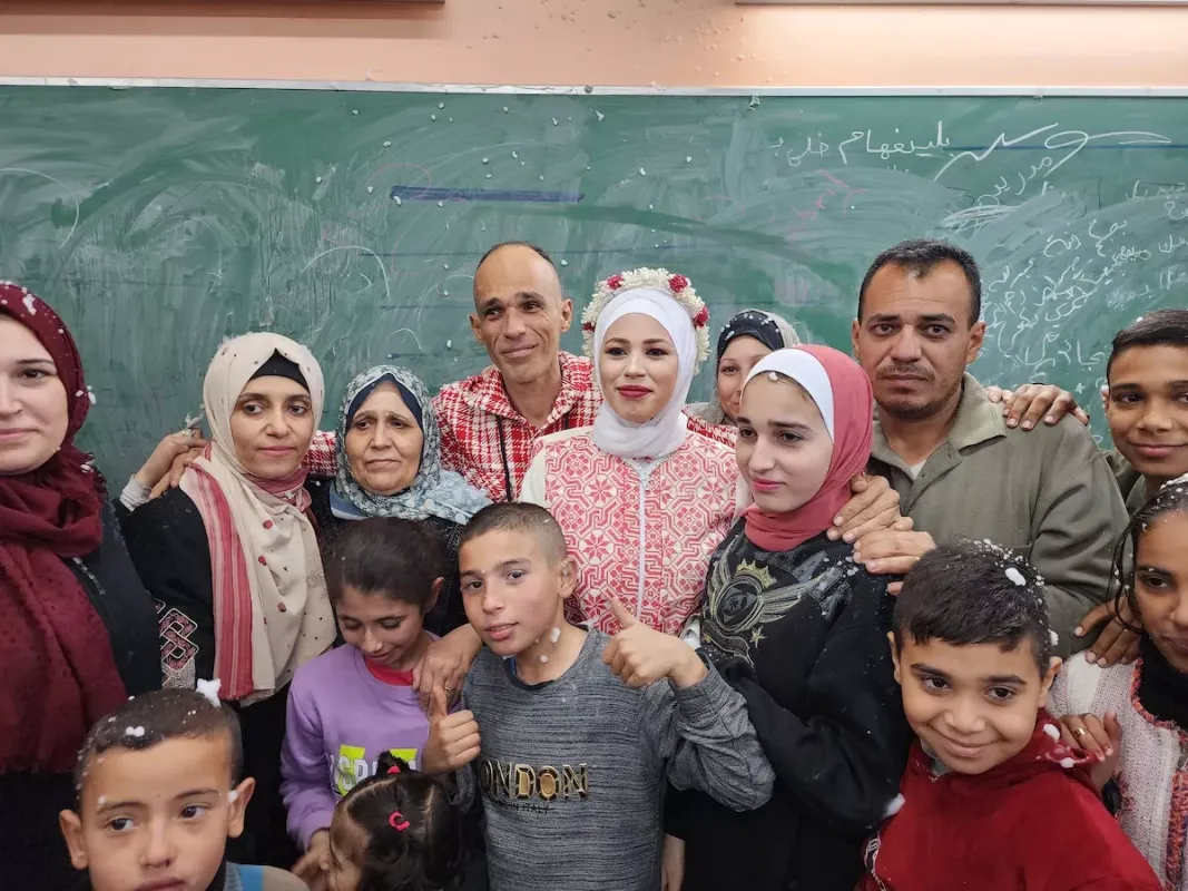 Mustafa Shamlah e Efnan Jibril se casam em Rafah, no sul da Faixa de Gaza, em 12 de janeiro de 2024 [Hani Alshaer/Agência Anadolu]
