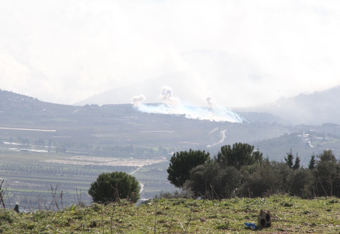 Bombardeios israelenses à aldeia de Kafr Kila, no sul do Líbano, em 14 de janeiro de 2024 [Ramiz Dallah/Agência Anadolu]
