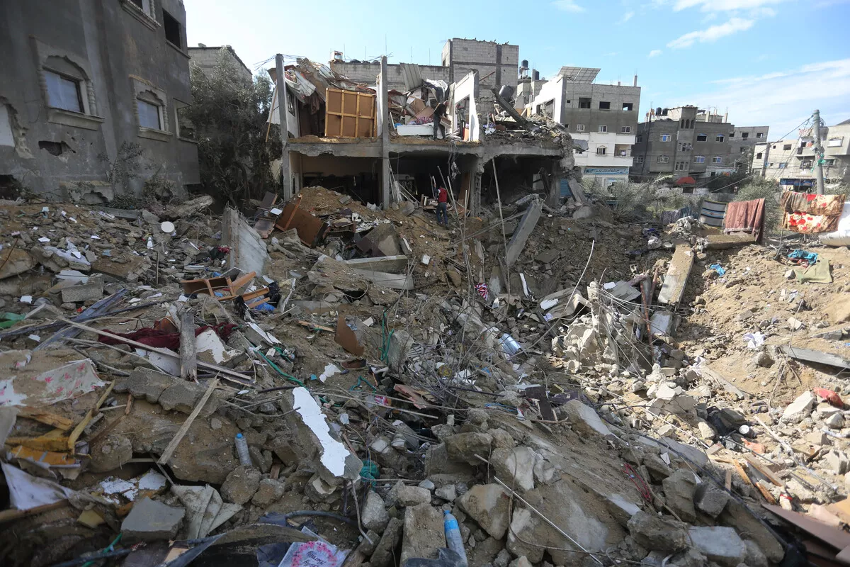 A casa da família Abu Sabeh e seus arredores são destruídos depois que um ataque israelense atinge o bairro em Deir al Balah, Gaza, em 15 de janeiro de 2024 [Ashraf Amra - Anadolu Agency]
