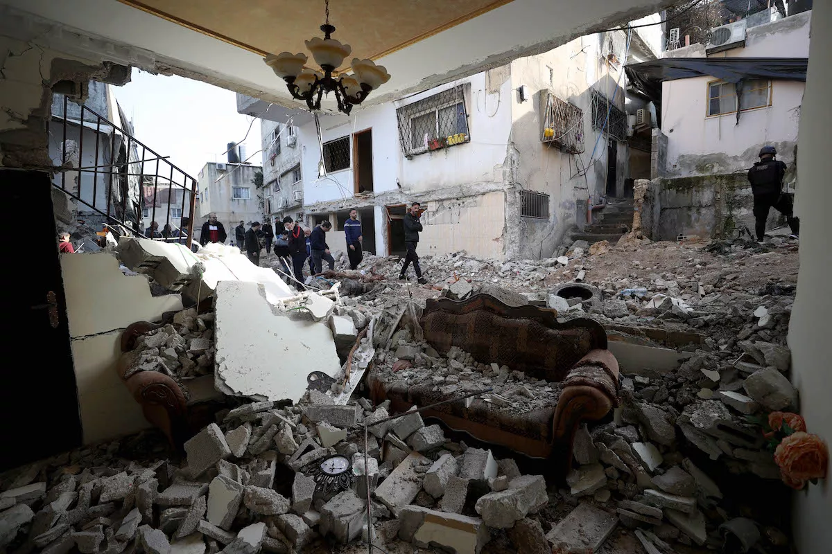 Destruição deixada por uma invasão militar israelense no campo de refugiados de Nur
Shams, onde dezenas foram detidos, na região de Tulkarm, na Cisjordânia ocupada, em 18
de janeiro de 2024 [Issam Rimawi/Agência Anadolu]