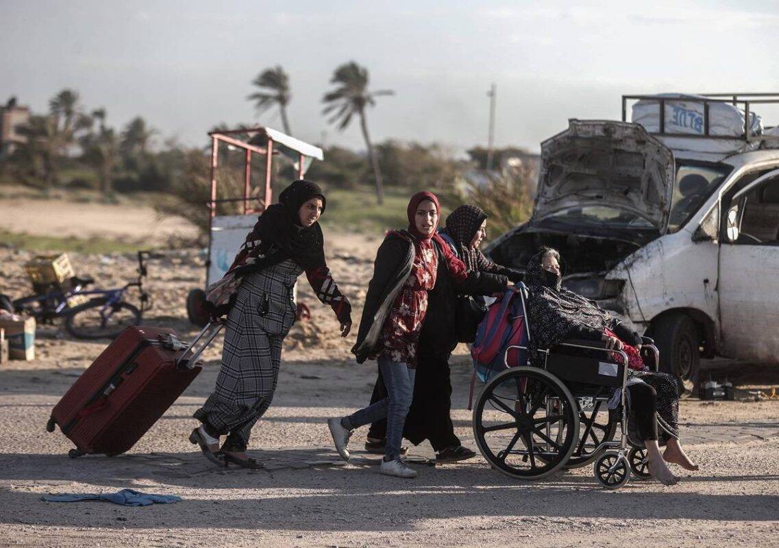 Palestinos fogem de Khan Yunis, no sul de Gaza, sob bombardeios de Israel, em 24 de janeiro de 2024 [Ali Jadallah/Agência Anadolu]
