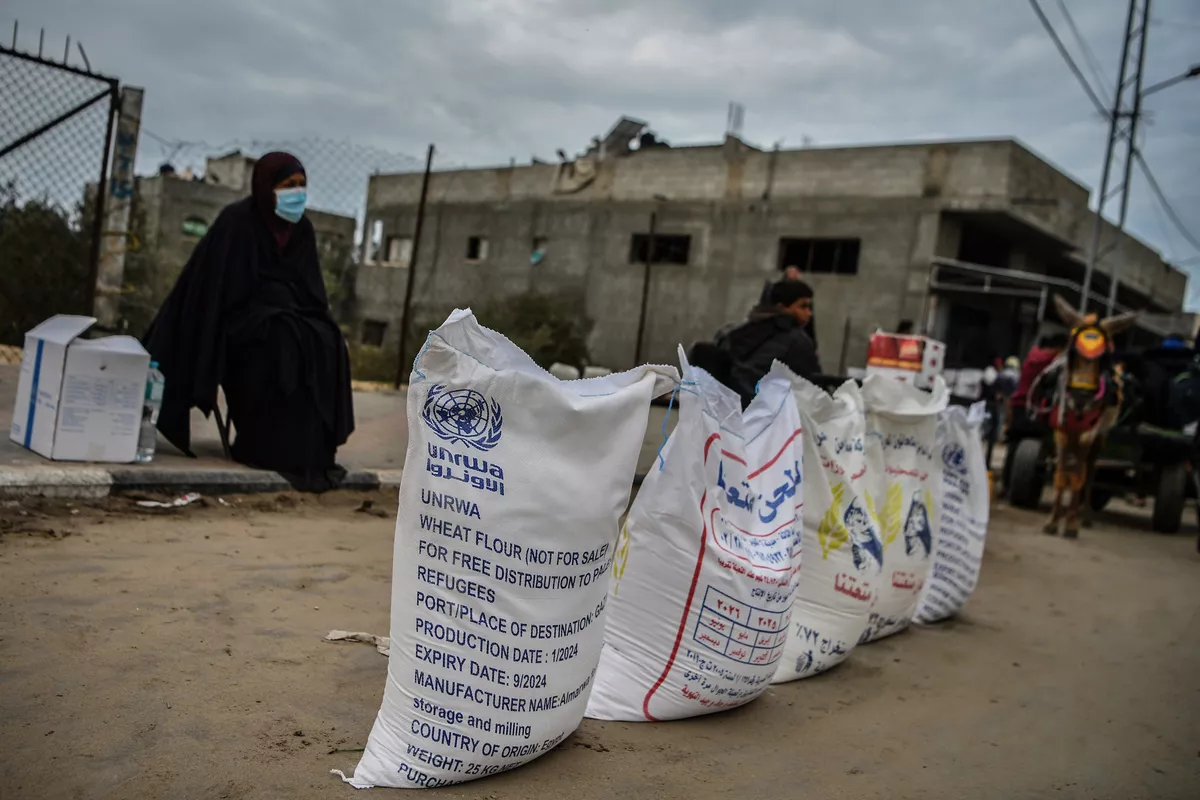 Sacos de farinha em uma zona de distribuição da Agência das Nações Unidas para os Refugiados da Palestina (UNRWA), na cidade de Rafah, na Faixa de Gaza sitiada, em 28 de janeiro de 2024 [Abed Zagout/Agência Anadolu]
