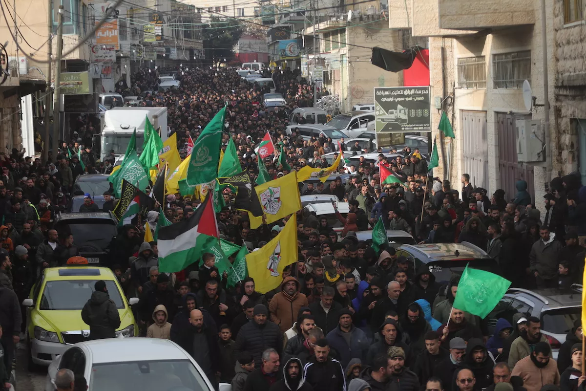 Funeral de Muhanned Elfasfus (18) e Mutaz Tabish (30), mortos por forças israelenses durante operação militar no distrito de Dura, na região de Hebron (Al-Khalil), na Cisjordânia ocupada, em 29 de janeiro de 2024 [Mamoun Wazwaz/Agência Anadolu]
