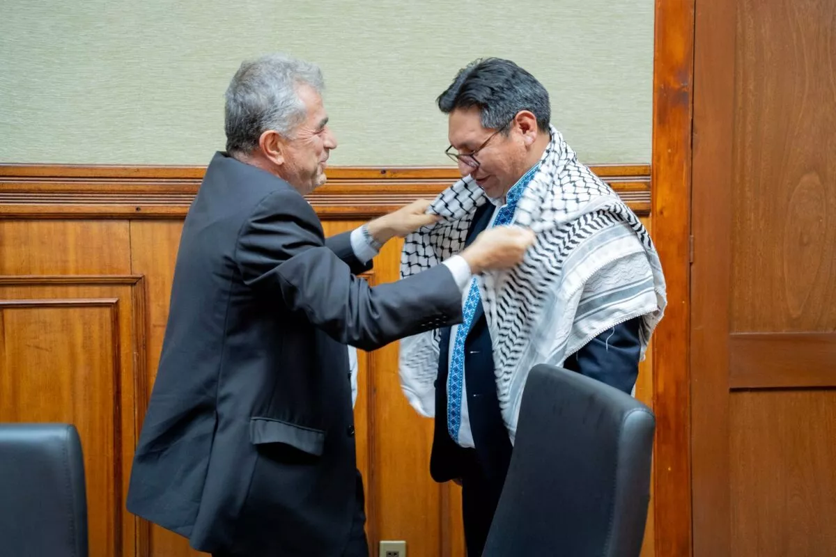 Vice-ministro de Relações Exteriores da Bolívia, Freddy Mamani, veste um lenço palestino, em dezembro de 2023 [@FreddyMamani_Bo/X]

