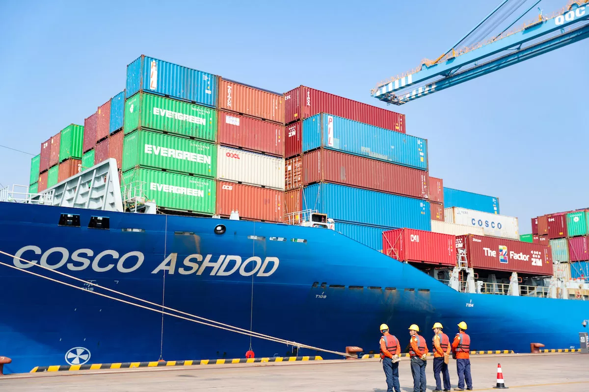 Embarcação da corporação chinesa Cosco no terminal de Qingdao, na província de Shandong, na China, em 1° de novembro de 2023 [CFOTO/Future Publishing via Getty Images]
