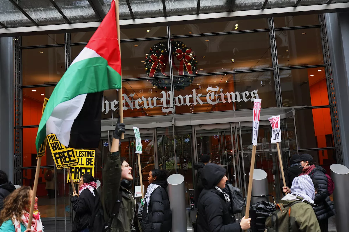 Manifestantes pró-palestinos se reúnem do lado de fora do prédio do New York Times para protestar contra a cobertura do jornal sobre a guerra entre Israel e Hamas, em 11 de dezembro de 2023, na cidade de Nova York. [Michael M. Santiago/Getty Images]
