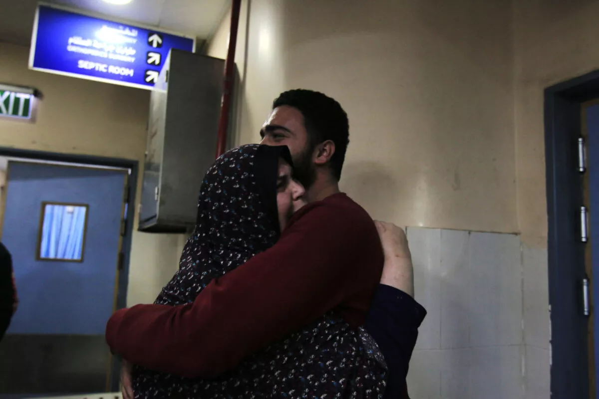 Palestinos em luto no Hospital Nasser, no distrito de Al-Amal, em Khan Yunis, após ataques aéreos israelenses atingirem os arredores da sede local do Crescente Vermelho, em 27 de dezembro de 2023 [Ahmad Salem/Bloomberg via Getty Images]
