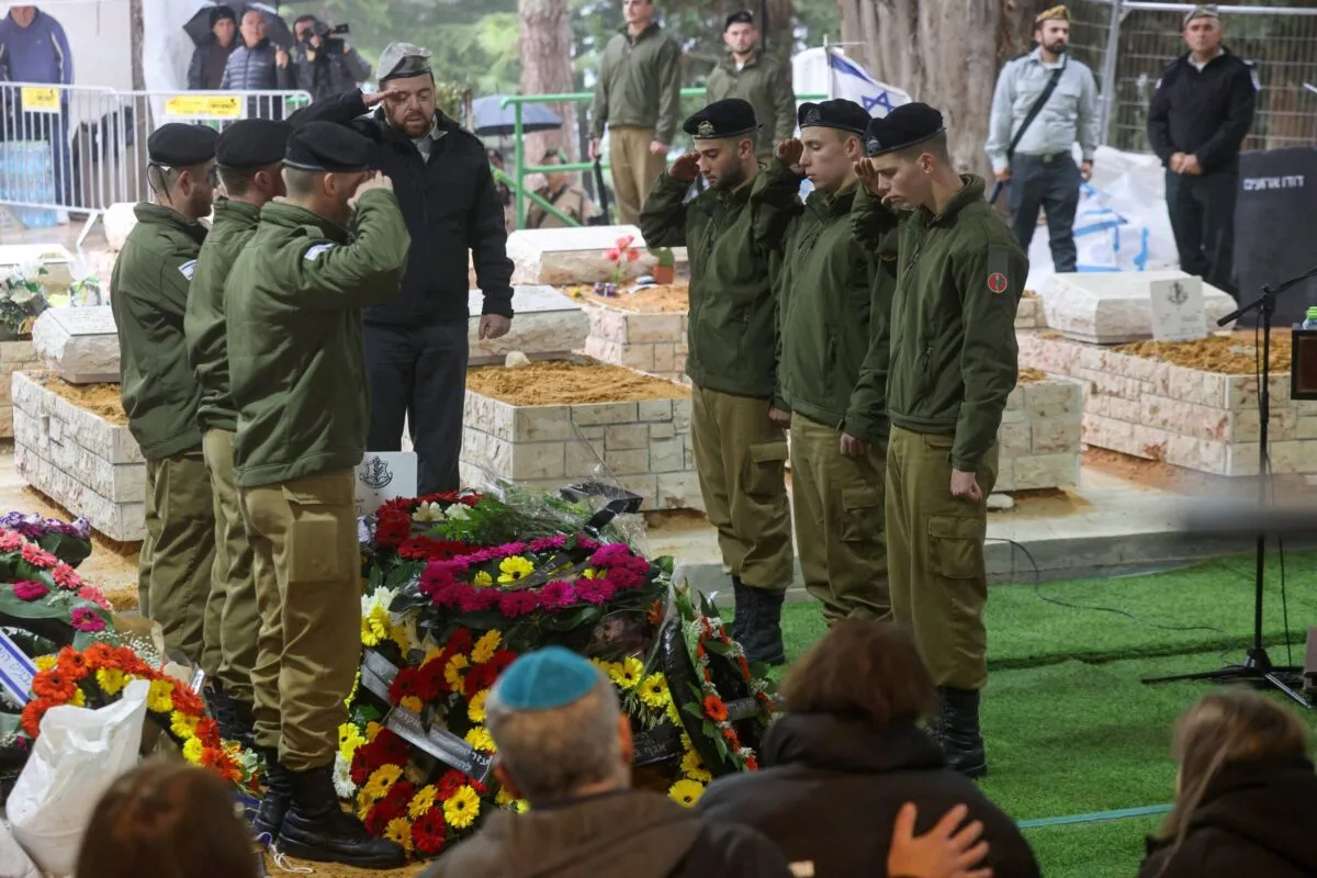 Soldados israelenses durante funeral de colega no cemitério de Monte Herzl, em Jerusalém ocupada, 23 de janeiro de 2024 [Menahem Kahana/AFP via Getty Images]
