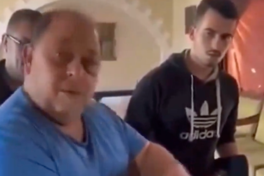 Médico palestino Hani Bseiso realiza a amputação da perna de sua sobrinha em casa, sem anestésicos, devido aos ataques israelenses à infraestrutura de saúde de Gaza [@ZaidNabulsi/X]