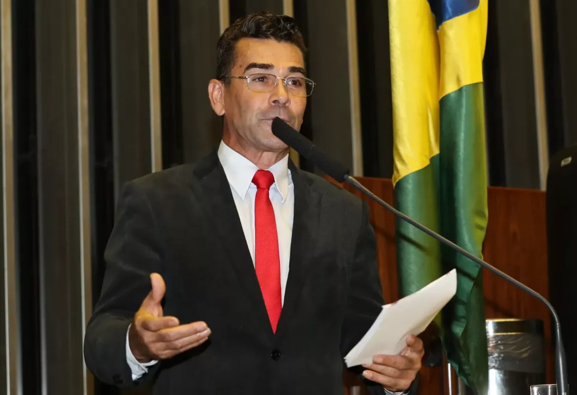 O deputado brasileiro Padre João faz um discurso no congresso brasileiro em janeiro de 2024 [Lucas David]
