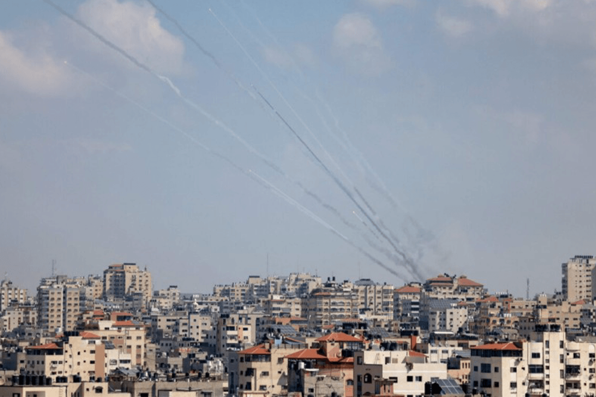 Uma salva de foguetes é disparada por militantes do Hamas em direção a Israel na Cidade de Gaza em 13 de outubro de 2023 [Mohamed Abed/AFP via Getty Images]
