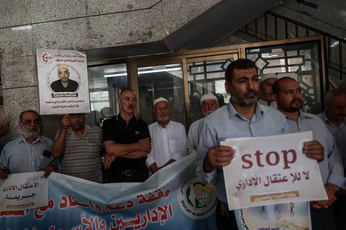 Protesto em solidariedade aos presos políticos nas cadeias de Israel, na Cidade de Gaza, em 9 de agosto de 2023 [Ali Jadallah/Agência Anadolu]
