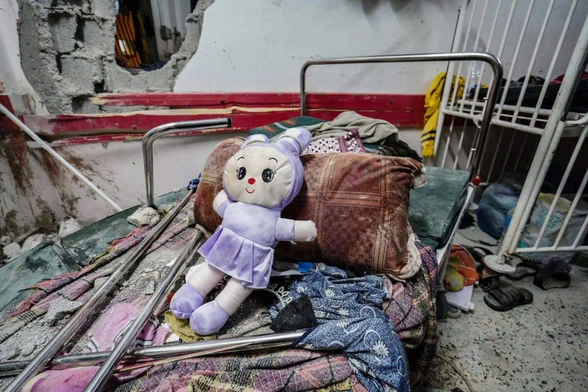 Danos deixados por ataques israelenses em Khan Yunis, no sul de Gaza, em 17 de dezembro de 2023 [Belal Khaled/Agência Anadolu]
