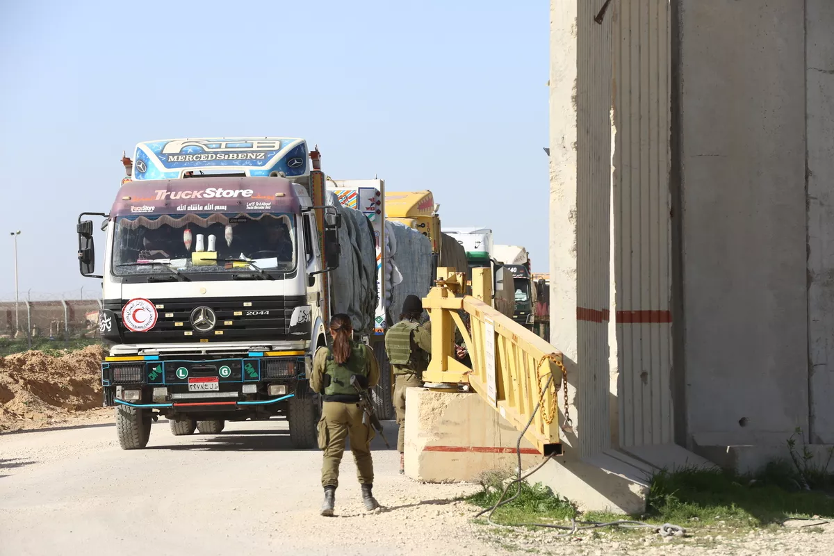 Tropas israelenses bloqueiam acesso de caminhões humanitários a Gaza, na travessia de fronteira Kerem Shalom (Karem Abu Salem), em 22 de dezembro de 2023 [Enes Canli/Agência Anadolu]
