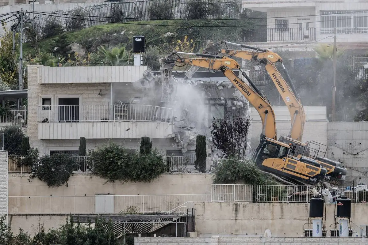Forças israelenses demolem um prédio em Jerusalém em 3 de janeiro de 2024 [Mostafa Alkharouf/Agência Anadolu ]

