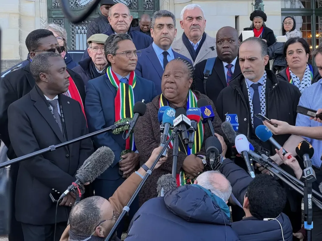 Ministra de Relações Exteriores da África do Sul, Naledi Pandor, durante coletiva de imprensa em frente ao Tribunal Internacional de Justiça (TIJ), na cidade de Haia, na Holanda, em 26 de janeiro de 2024 [Selman Aksünger/Agência Anadolu]
