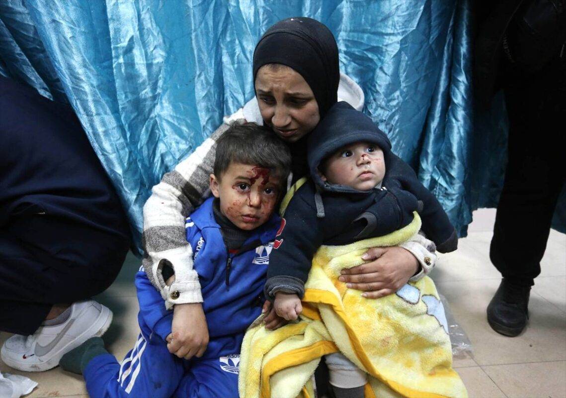 Palestinos feridos, incluindo crianças, são levados ao Hospital dos Mártires de Al-Aqsa para tratamento após os ataques israelenses à Mesquita al-Shuheda em Deir Al-Balah,Gazaem 4 de fevereiro de 2024. [Ashraf Amra/Agência Anadolu]
