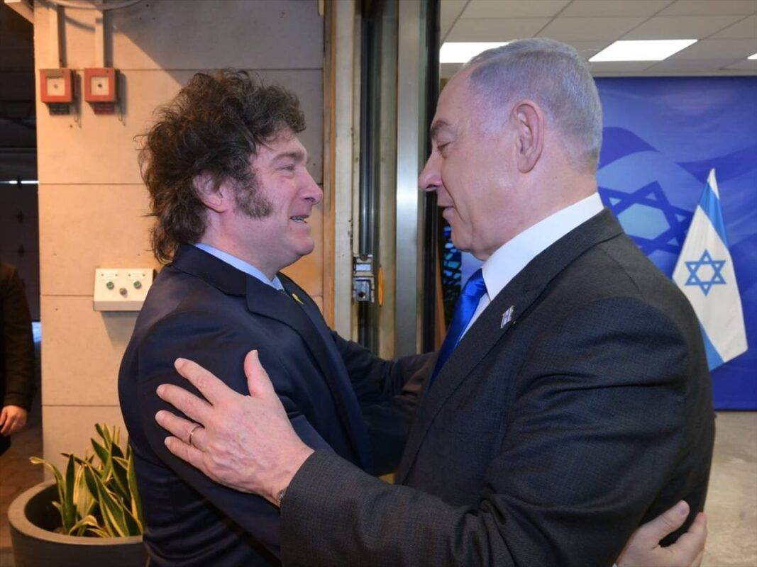 O presidente argentino Javier Miley é recebido por Benjamin Netanyahu em sua primeira viagem oficial depois de empossado [GPO/ Agência Anadolu]
