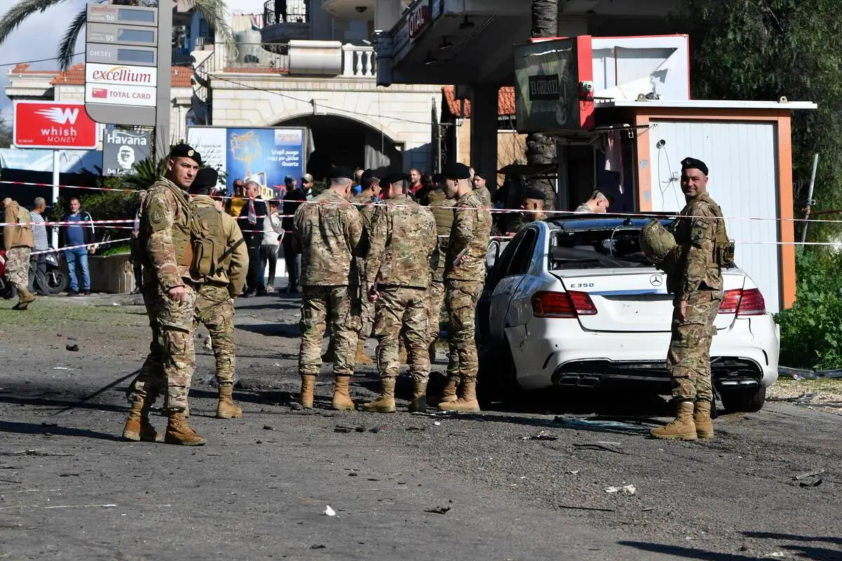 Soldados libaneses isolam local de um ataque israelense que matou quatro pessoas, em Jadra, no sul do país árabe, em 10 de fevereiro de 2024 [Houssam Shbaro/Agência Anadolu]
