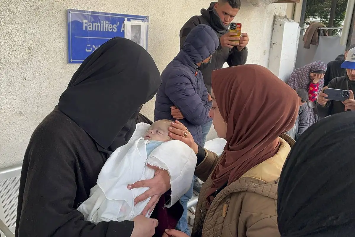 Palestinos lamentam familiares mortos por ataques israelenses no necrotério do Hospital al-Najjar, em Rafah, no sul de Gaza, 12 de fevereiro de 2024 [Doaa Albaz/Agência Anadolu]
