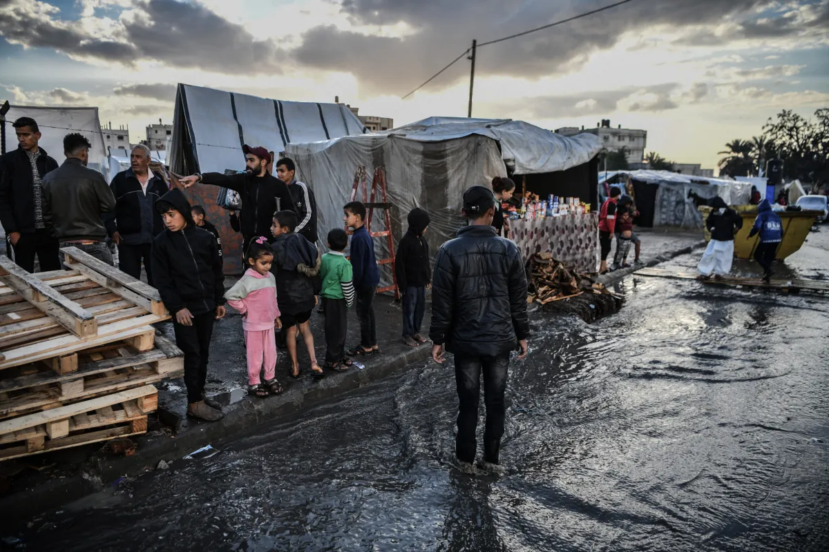 Refugiados palestinos em tendas improvisadas em Rafah, na Faixa de Gaza, em 15 de fevereiro de 2024 [Abed Zagout/Agência Anadolu]