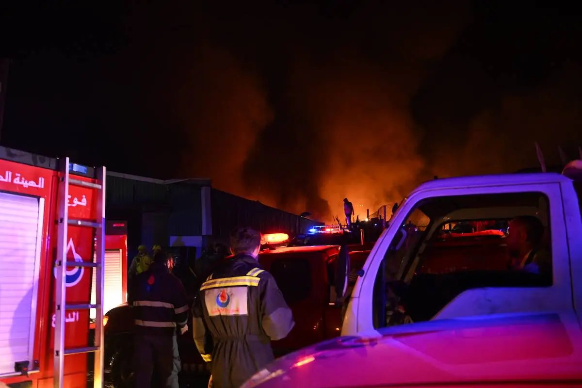 Incêndio foi provocado após um ataque aéreo israelense na cidade de Ghaziyeh, em Sidon, no Líbano, em 19 de fevereiro de 2024 [Houssam Shbaro/Agência Anadolu].
