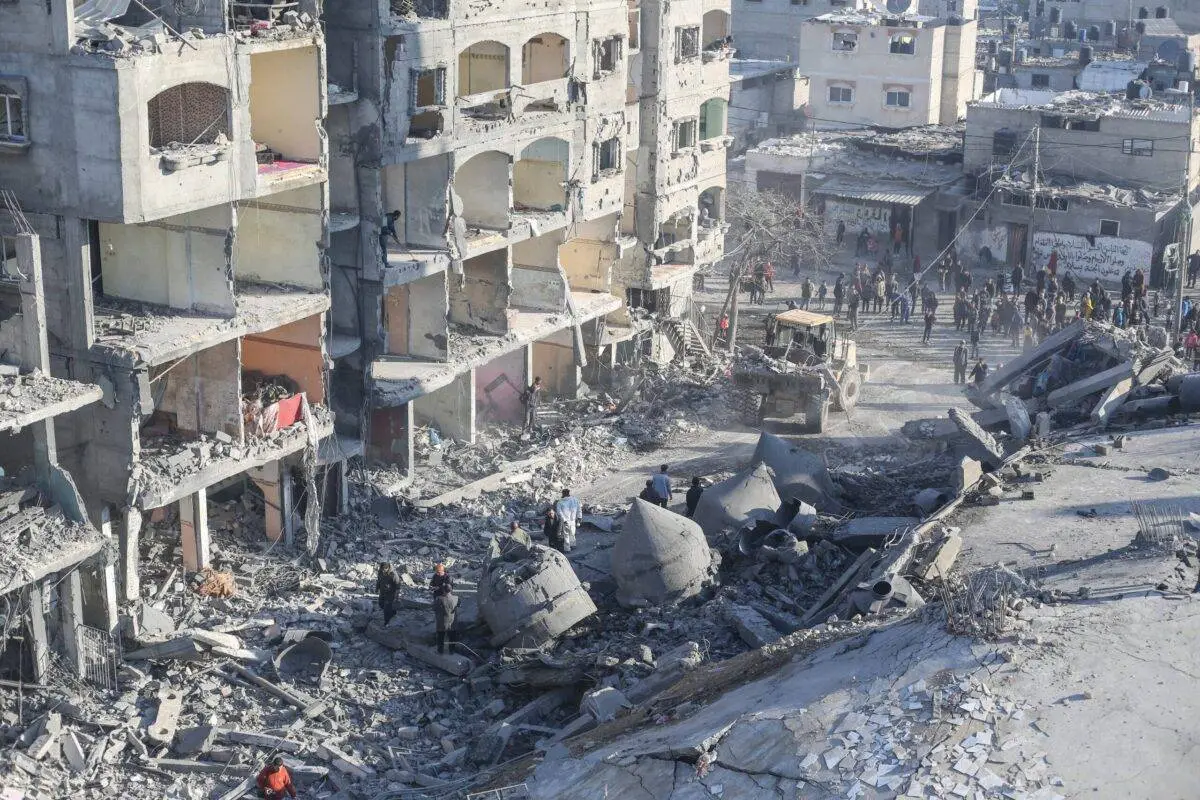 Vista da Mesquita Al Farooq completamente destruída e de muitos edifícios danificados após ataques israelenses no bairro Al-Shabura em Rafah, Gaza, em 22 de fevereiro de 2024 [Ahmed Zaqout/Agência Anadolu]

