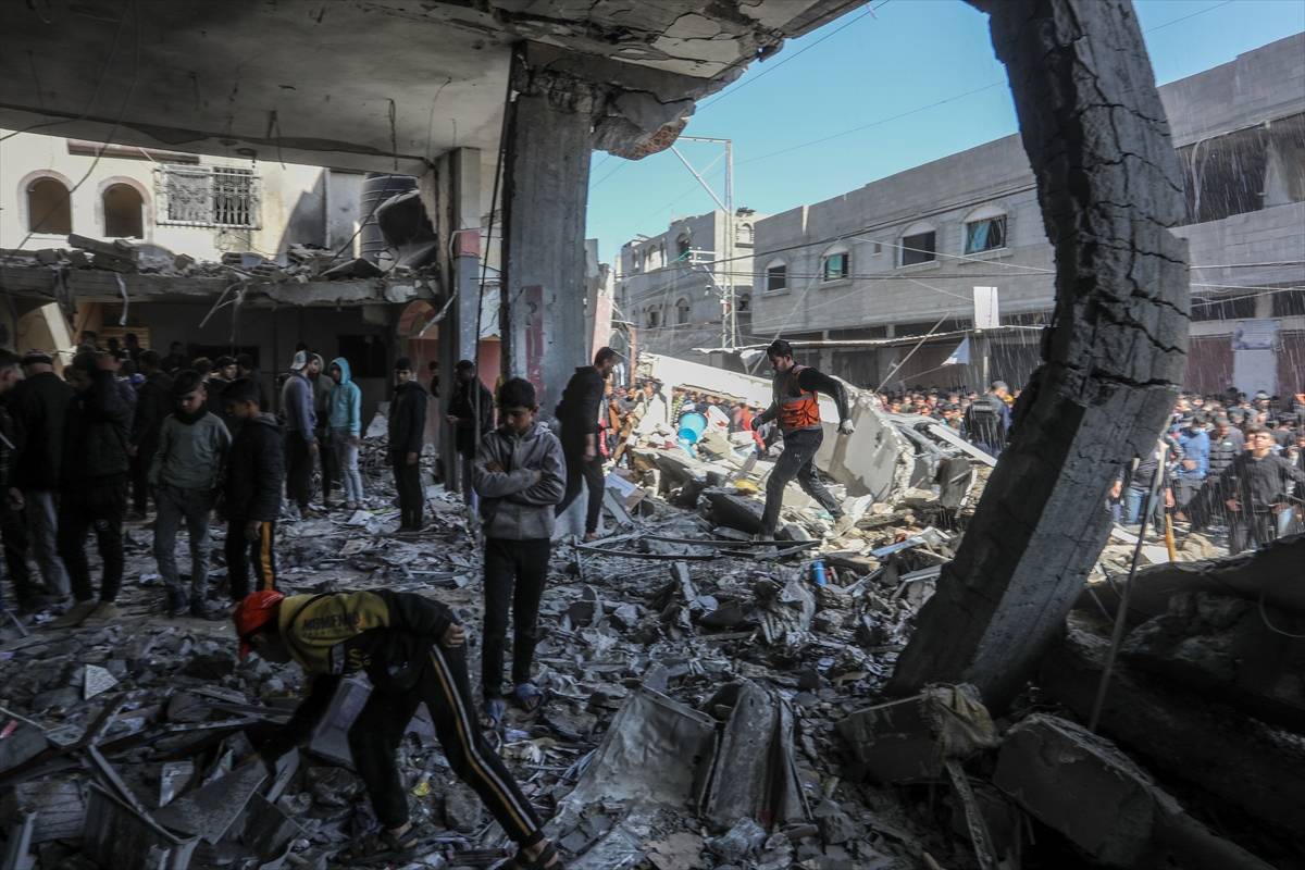 Após bombardeio israelense a um prédio residencial em Rafah, palestinos procuram entre os escombros as pessoas que viviam ali, na esperança de encontra-los ainda com vida. Em 24 de fevereiro de 2024 [Abed Rahim Khatib]