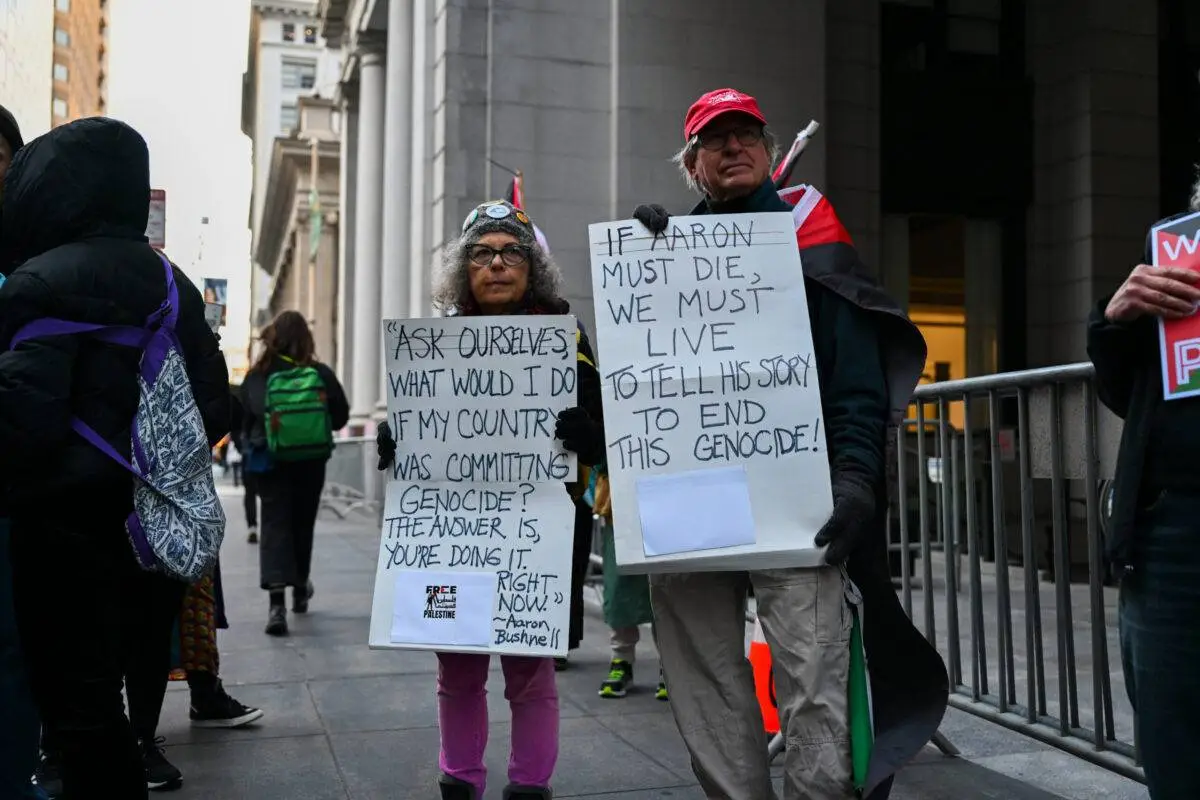Um grupo de ativistas do Code Pink se reune para realizar uma vigília à luz de velas do lado de fora do consulado israelense em São Francisco, Califórnia, Estados Unidos, para um americano de 25 anos na ativa, em 26 de fevereiro de 2024 [Tayfun Coşkun/Anadolu Agency]
