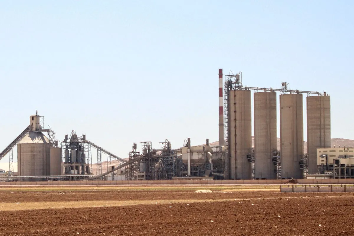 Uma vista da fábrica da gigante francesa de cimento Lafarge no norte da Síria, que as forças dos EUA estão atualmente usando como base, enquanto forças do regime em posições em alguns locais próximos à fábrica perto da cidade de Shalabiyah, em Aleppo, em 19 de julho de 2022 [Omar Al Diri – Agência Anadolu]

