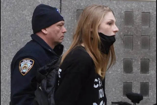A polícia de Nova York prendeu a atriz e modelo americana Hunter Schafer durante sua participação em um protesto em apoio à Palestina em Nova York, EUA [QudsNen/X]
