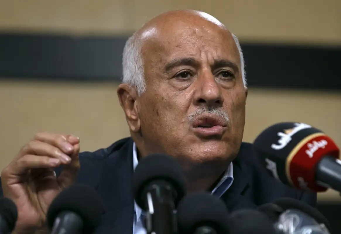 Jibril Rajoub, oficial sênior do partido Fatah, em Ramallah, na Cisjordânia ocupada, durante conversa por videoconferência com Saleh Arouri, vice-líder político do Hamas, diante dos planos de anexação israelense, em 2 de julho de 2020 [Abbas Momani/AFP via Getty Images]
