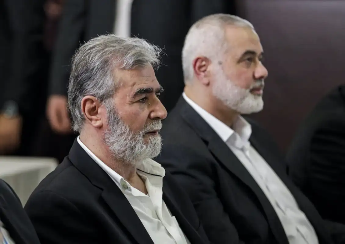 Ismail Haniyeh (à direita), chefe político do Hamas, ao lado de Ziad al-Nakhala, secretário-geral do movimento de Jihad Islâmica, durante reunião entre as facções palestinas Beirute, no Líbano, em 3 de setembro de 2020 [Anwar Amro/AFP via Getty Images]