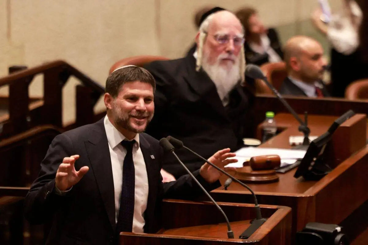 O ministro das Finanças de Israel, Bezalel Smotrich, fala durante uma reunião do Parlamento (Knesset) em Jerusalém, em 10 de julho de 2023 [MENAHEM KAHANA/AFP via Getty Images]
