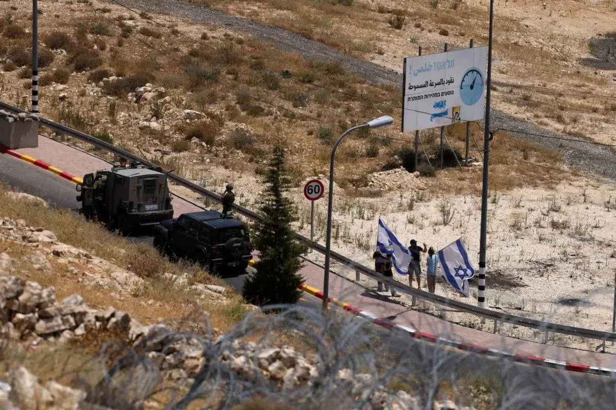 Soldados israelenses bloqueiam acesso à aldeia de Janatah, ao sul de Belém, na Cisjordânia ocupada, em 16 de julho de 2023 [Hazem Bader/AFP via Getty Images]
