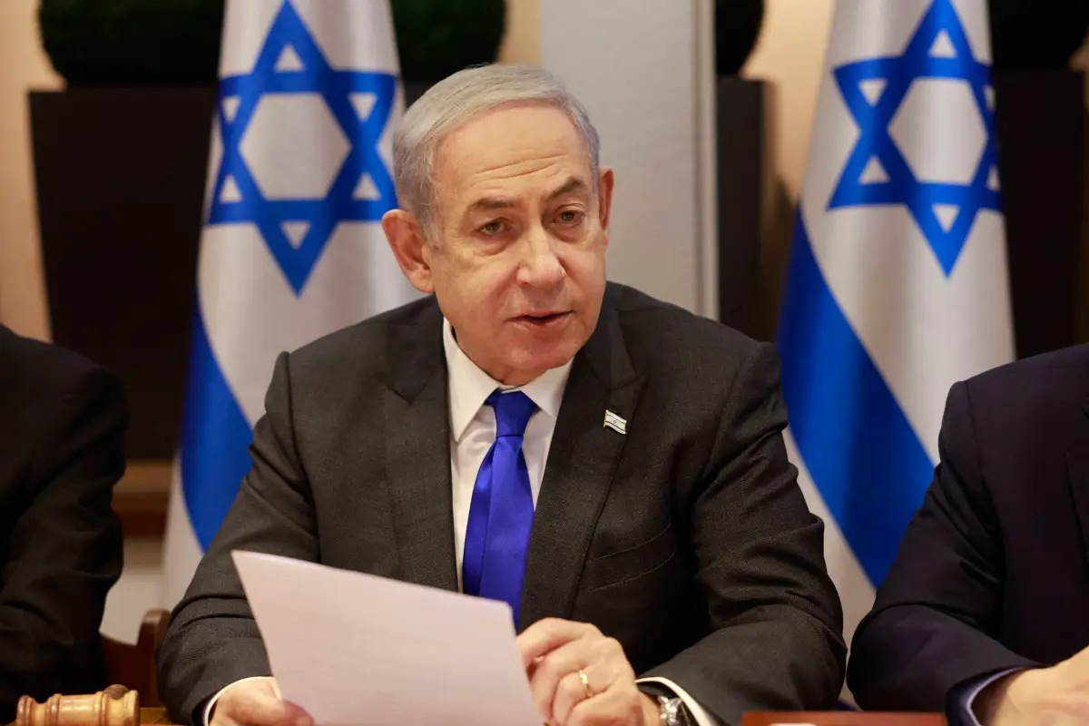 Primeiro-ministro de Israel, Benjamin Netanyahu, durante reunião de gabinete em Tel Aviv, em 17 de dezembro de 2023 [Menahem Kahana/AFP via Getty Images]
