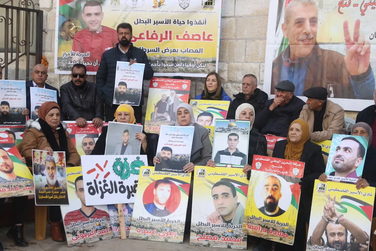 Protesto palestino em solidariedade aos presos políticos da ocupação israelense, em frente ao escritório da Cruz Vermelha em Ramallah, na Cisjordânia ocupada, em 2 de janeiro de 2024 [Issam Rimawi/Agência Anadolu via Getty Images]


