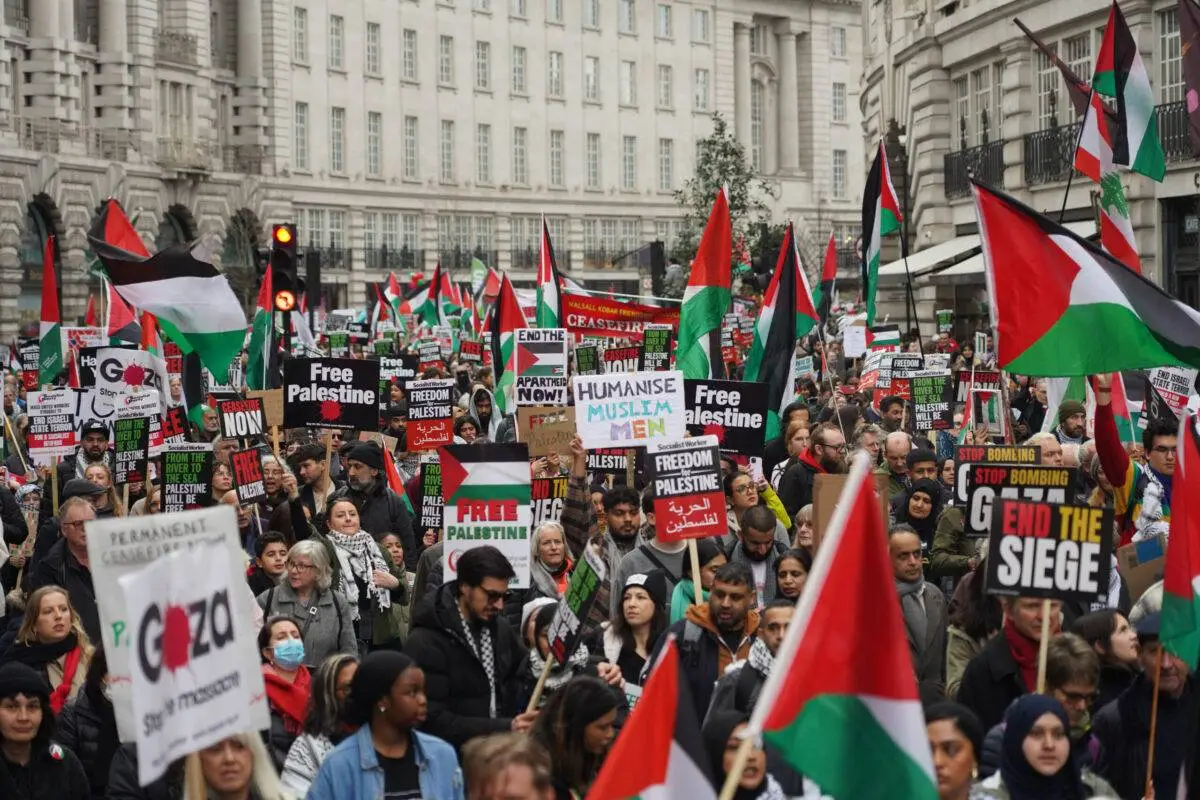 Centenas de milhares tomam as ruas de Londres por um cessar-fogo em Gaza, em 3 de fevereiro de 2024 [Kristian Buus/In Pictures via Getty Images]
