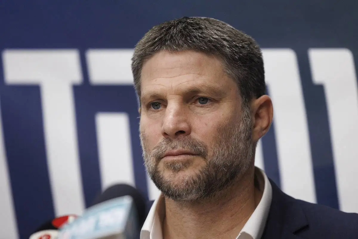 Ministro das Finanças de Israel, Bezalel Smotrich, durante coletiva de imprensa no parlamento israelense (Knesset), em Jerusalém ocupada, em 5 de fevereiro de 2024 [Kobi Wolf/Bloomberg via Getty Images]
